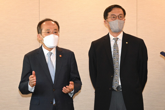 추경호(왼쪽) 경제부총리 겸 기획재정부 장관과 이창용 한국은행 총재가 16일 오전 서울 중구 프레스센터에서 열린 조찬간담회에서 기자들의 질의를 받고 있다. [공동취재]